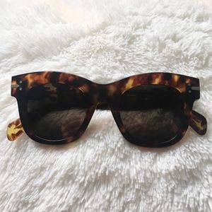 CELINE: Tortoise Lucy Thick Rim Sunglasses-W/Case